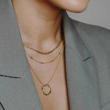 Halskette Circa™ mit drei Reihen offener Kreise aus Gold, hergestellt von Rose & Oliver, mit zarten und eleganten Details.