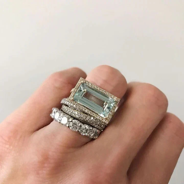 Set de joyas vintage con anillos de plata y vidrio turquesa, de la marca Rose & Oliver, mostrando detalles elegantes en plata y turquesa