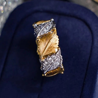 Anel ajustável Rose & Oliver com acabamento em folha de ouro e prata, detalhes de pavê, em destaque na imagem.