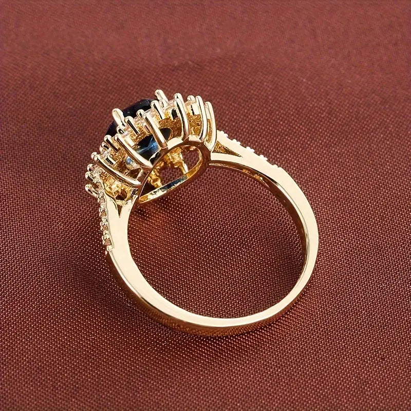 Anillo Vionne Saphirae Rose & Oliver en oro, con detalles elegantes y acabado brillante, reposando sobre fondo neutro.