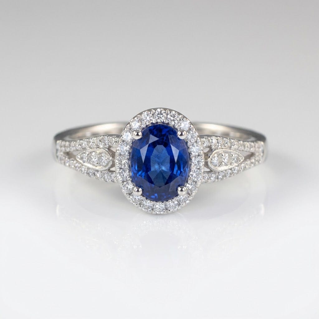 Vintage-Ring Rose & Oliver mit blauem Saphir-Halo und Silberdetails, Hervorhebung für das elegante Design und den strahlenden zentralen Stein.