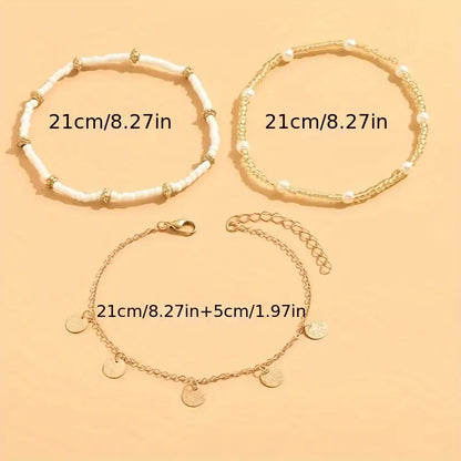Set aus drei goldenen Fußketten Coastal Charm von Rose & Oliver, mit schichtweisen Details und elegantem Finish.