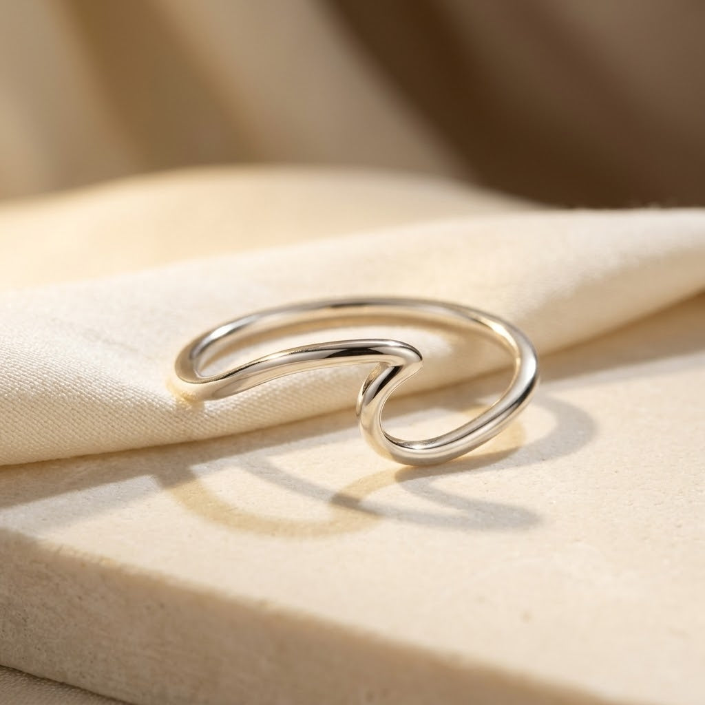 Anel minimalista aberto prateado da Rose & Oliver, com design simples e elegante, feito de metal prata brilhante.