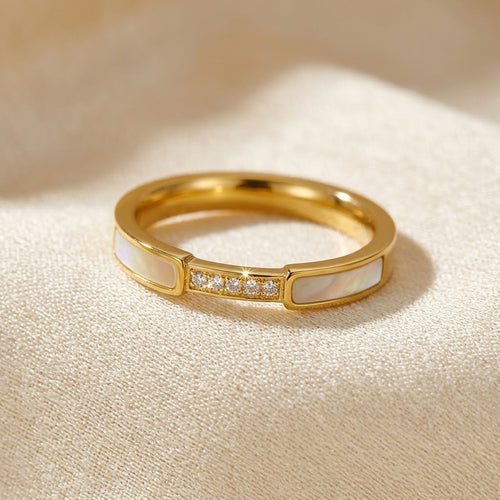 Anel de dedo com faixa de ouro e acabamento em relevo, da marca Rose & Oliver, mostrando detalhes da joia.