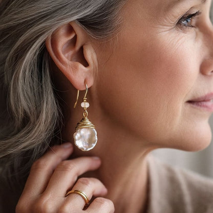 Aretes de gota vintage barrocas con perlas, estilo barroco, marca Rose & Oliver, con detalles elegantes y acabamento refinado.