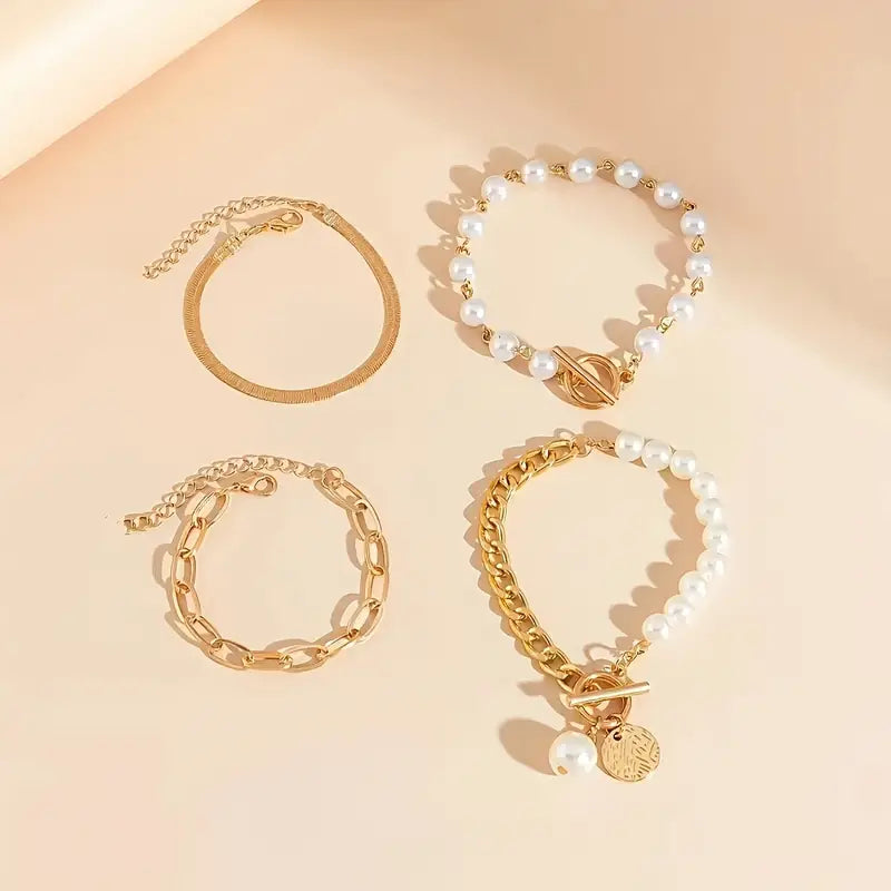 Conjunto de 4 pulseras doradas Rose & Oliver con cadena, perlas y detalles de serpiente, estilo elegante y sofisticado.