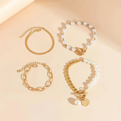 Conjunto de 4 pulseras doradas Rose & Oliver con cadena, perlas y detalles de serpiente, estilo elegante y sofisticado.