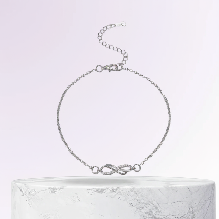 Zarte Anklet Rose & Oliver Dana mit Unendlichkeitsanhänger aus Silber, feine und elegante Details für den Knöchel.