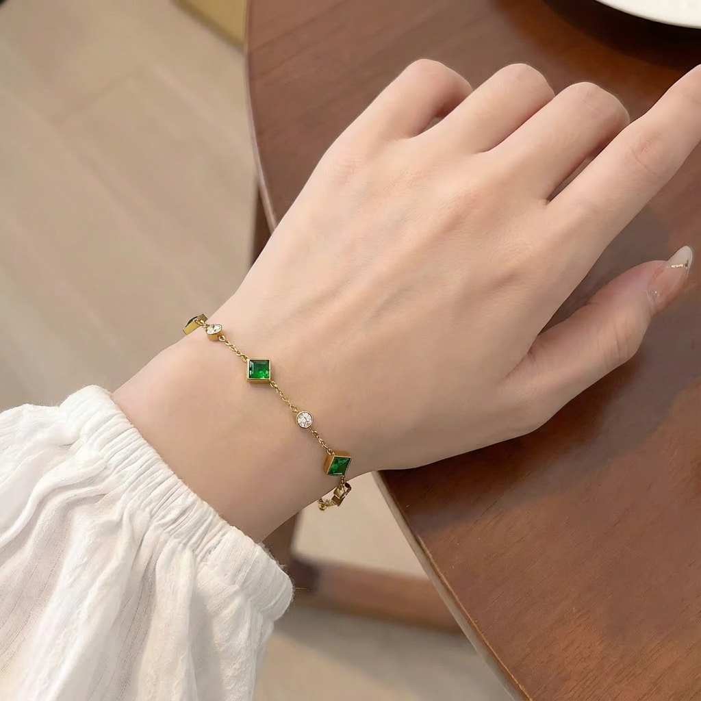 Pulsera Amelisse Glenwyn de Rose & Oliver en oro, primer plano en la mano femenina con acabado elegante.