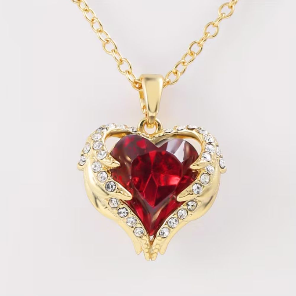 Collar de oro Rose & Oliver con colgante de corazón rubí y ángel, estilo delicado y elegante para uso diario.