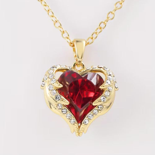 Collar de oro Rose & Oliver con colgante de corazón rubí y ángel, estilo delicado y elegante para uso diario.