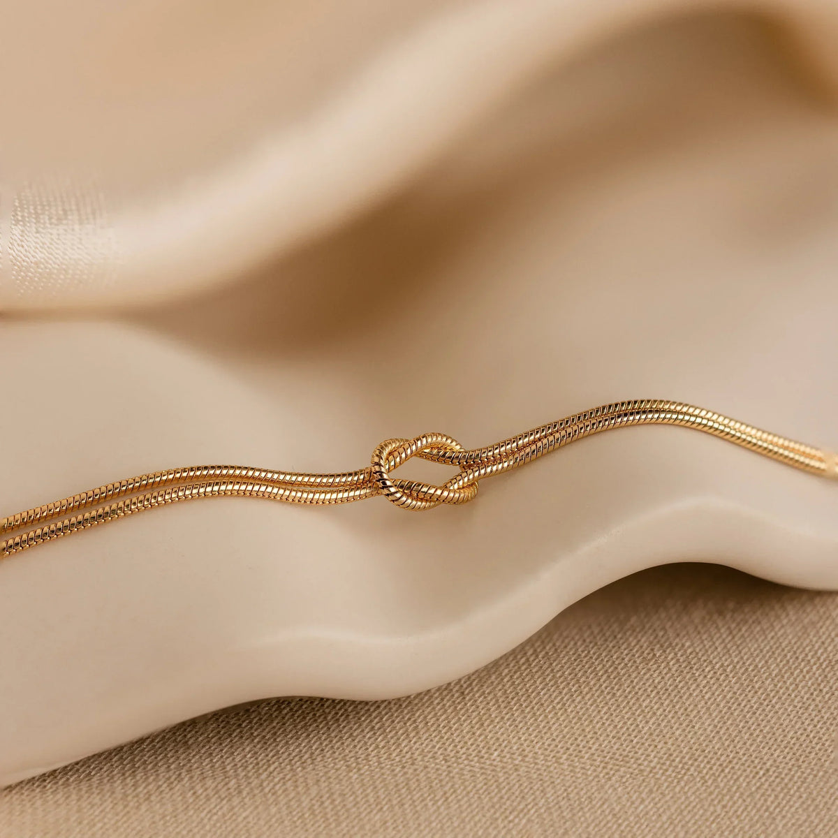 Pulseira Forever Knot da Rose & Oliver, símbolo de conexão, ideal para casais, amigos ou família, com acabamento elegante.