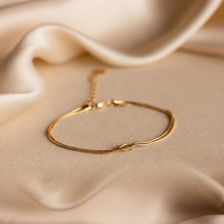 Pulseira Forever Knot da Rose & Oliver, acessório de metal com nó simbolizando conexões especiais para casais, amigos ou família.
