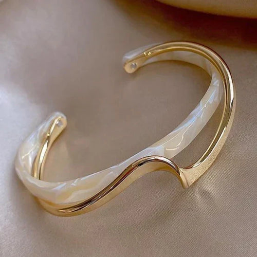 Pulsera Golden Opal Glow de Rose & Oliver con detalles en oro, brillo suave y acabado elegante.