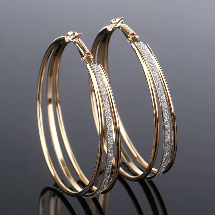 Brincos Aurielle™ vintage dourado banhado a ouro com detalhes brilhantes, da marca Rose & Oliver, para um visual elegante e sofisticado.