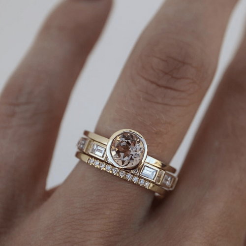Conjunto de joyas Hope de Rose & Oliver con anillos de oro con cristales incrustados, detalles elegantes y acabado refinado.