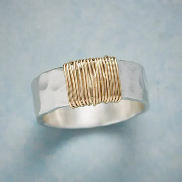Anel de prata e ouro com acabamento trançado da marca Rose & Oliver, detalhes de fio envolvido e acabamento elegante.