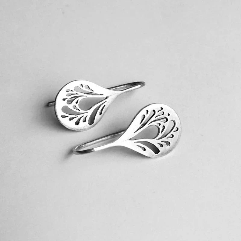 Pendientes de argolla huecos antiguos en oro blanco, joya elegante de la marca Rose & Oliver, con detalles delicados y sofisticados.