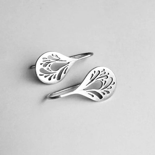 Pendientes de argolla huecos antiguos en oro blanco, joya elegante de la marca Rose & Oliver, con detalles delicados y sofisticados.