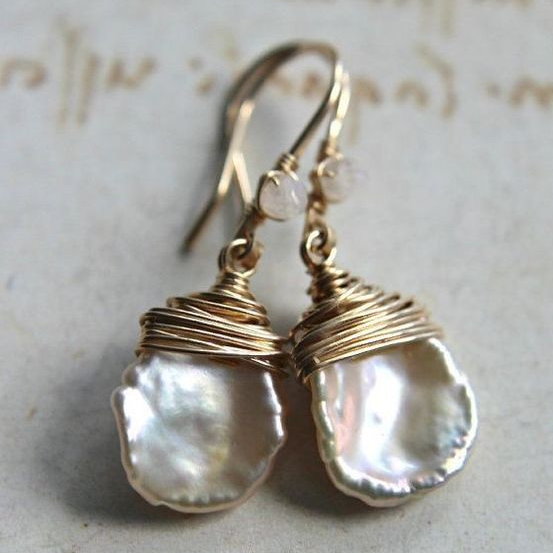 Pendiente vintage barroco con perla en forma de gota, pendientes de la marca Rose & Oliver, detalles elegantes y clásicos.