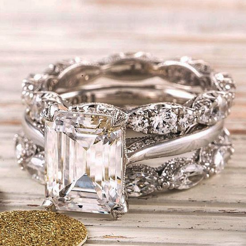 Anillo vintage de plata brillante con capas, de la marca Rose & Oliver, mostrado en primer plano con detalles brillantes y acabado elegante.