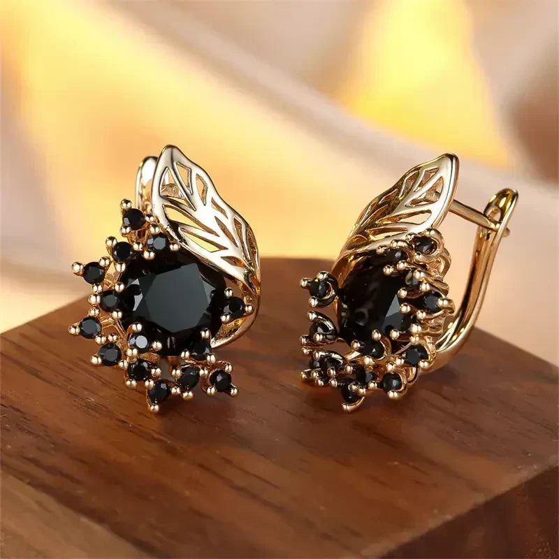 Aretes dorados con circonia negra de Rose & Oliver, diseño elegante y delicado en oro, para ocasiones especiales.