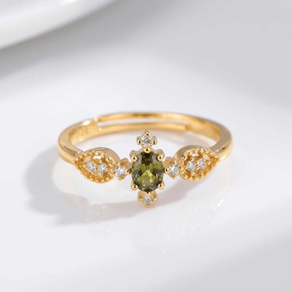 Anillo delicado de oro con cristales verdes oliva ajustable de Rose & Oliver, mostrando detalles brillantes y acabado elegante.