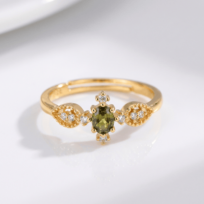 Anillo delicado de oro con cristales verdes oliva ajustable de Rose & Oliver, mostrando detalles brillantes y acabado elegante.