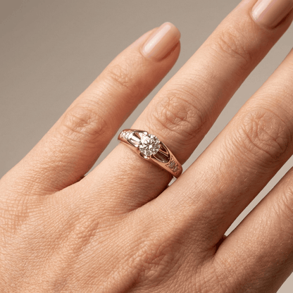 Anel de ouro rosa com zircônia solitaire da Rose & Oliver, mostrando a pedra central brilhante e acabamento elegante.