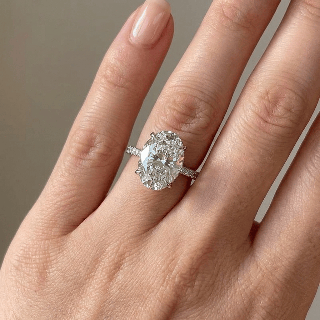 Anel oval de diamantes em prata elegante da Rose & Oliver, com design sofisticado e detalhes brilhantes.