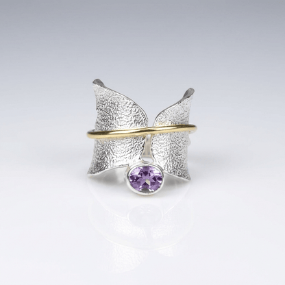 Anillo Butterfly Amethyst en plata y oro de Rose & Oliver, con detalle de mariposa y piedra de amatista brillante.