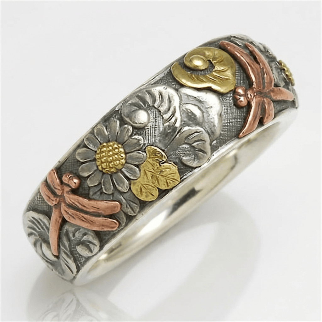 Anillo vintage de plata Rose & Oliver con detalles de libélula y girasol hechos a mano, mostrando el diseño delicado y artesanal.