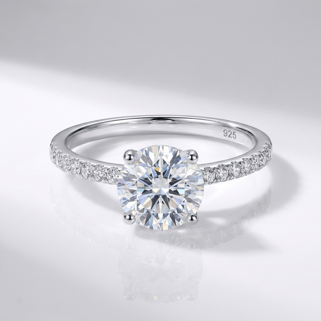 Anel clássico redondo de prata com zirconia, da marca Rose & Oliver, exibindo detalhes brilhantes e acabamento polido.
