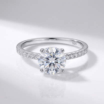 Anel clássico redondo de prata com zirconia, da marca Rose & Oliver, exibindo detalhes brilhantes e acabamento polido.
