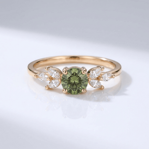 Anel delicado de ouro com folha de peridoto verde, inspirado na natureza, da marca Rose & Oliver.