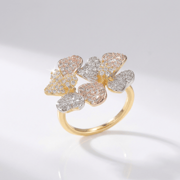 Anel de ouro Rose & Oliver com três borboletas de cristal, delicado e elegante, visualizado de cima com detalhes brilhantes.