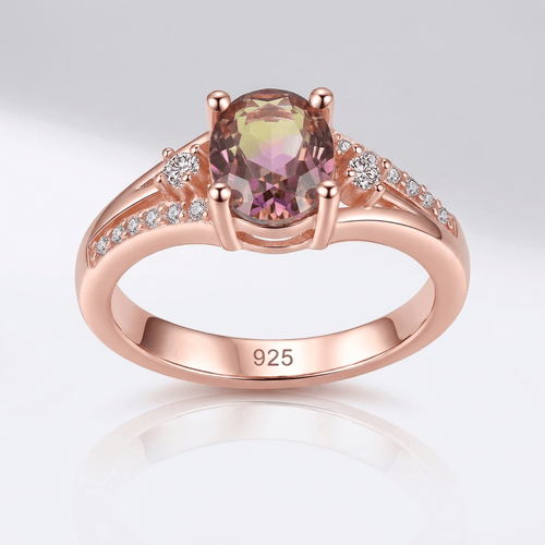 Anel Rose & Oliver Mystic Topaz em ouro rosé, contendo uma pedra topázio mística e design elegante.