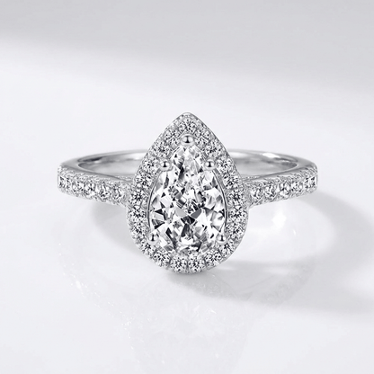 Anel de prata com zircônia Pear, design halo, da marca Rose & Oliver, exibindo detalhes brilhantes na imagem.