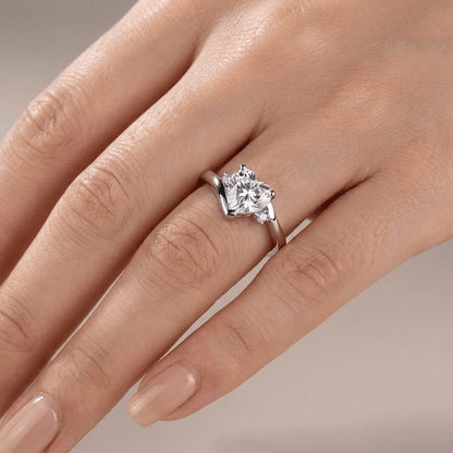Anel de prata Heart Zirconia Bypass da Rose & Oliver com detalhes de zirconia e design entrelaçado.