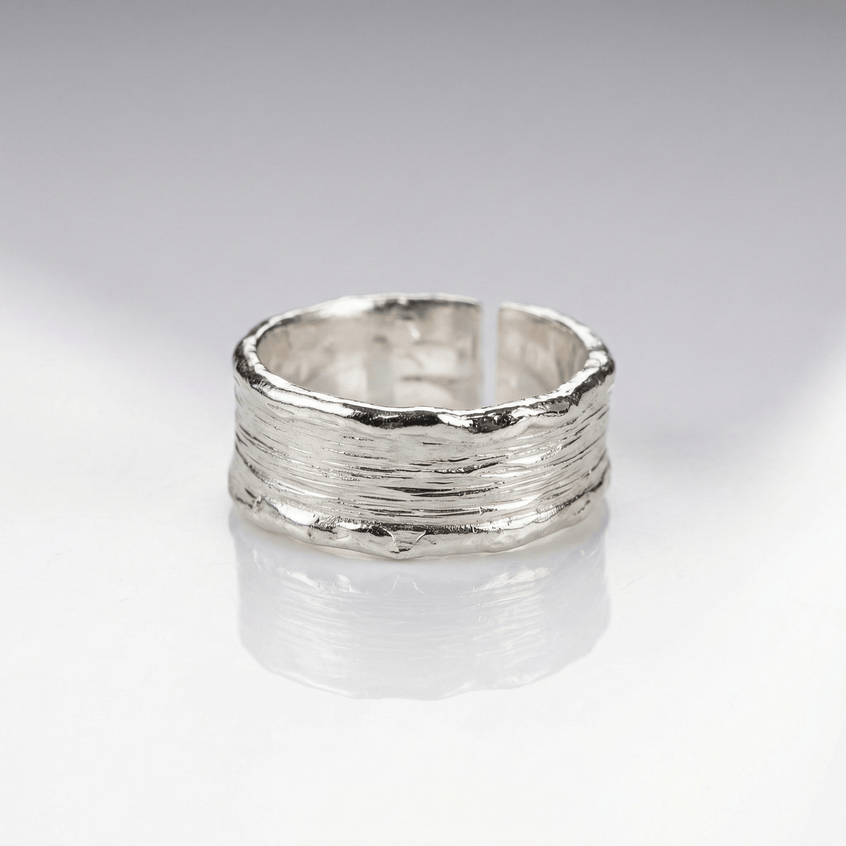 Anillo ajustable Rose & Oliver de oro y plata de dos tonos, con acabado artesanal y diseño elegante que se muestra en la imagen.