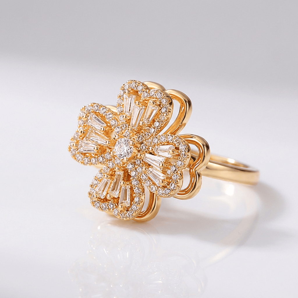 Anel ajustável Rose & Oliver com flor giratória de zircônia, detalhes delicados em prata com acabamento brilhante.