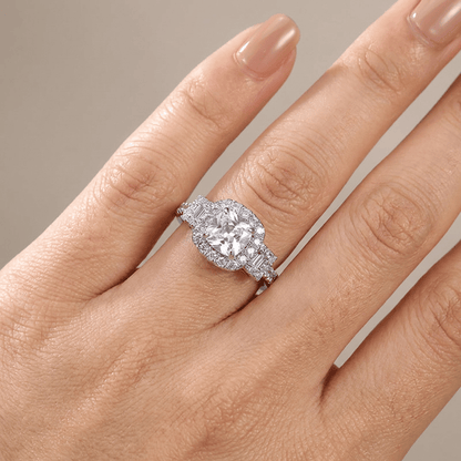 Anel de prata com diamantes em halo de almofada, da marca Rose & Oliver, mostrando o design elegante e detalhes brilhantes.