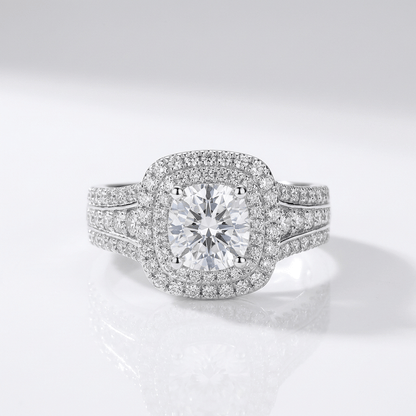 Anel de prata redondo com halo de diamantes, joia elegante da marca Rose & Oliver, mostrando detalhes brilhantes na imagem.