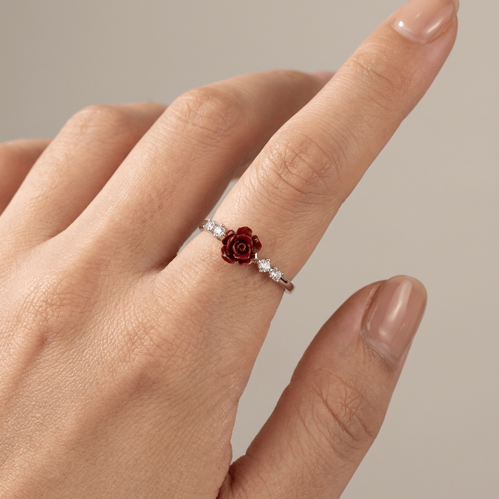 Anel ajustável Rose & Oliver com rosa de diamantes prateada, design delicado e elegante, destaque na imagem.