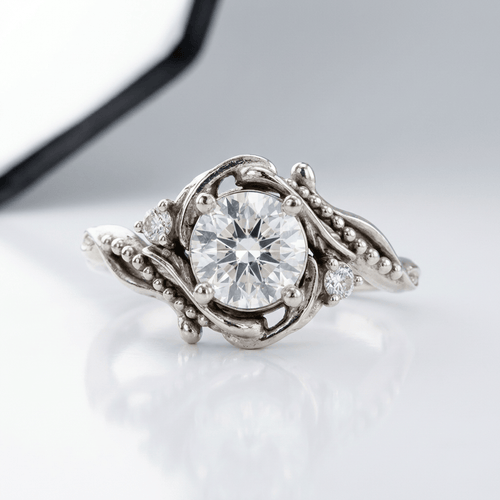 Anillo vintage dorado con detalles ornamentales en plata y diamantes, estilo clásico, de la marca Rose & Oliver.