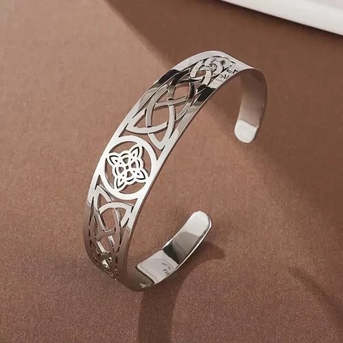 Pulsera abierta de plata hueca Rose & Oliver con acabado en oro blanco, detalle delicado y elegante.