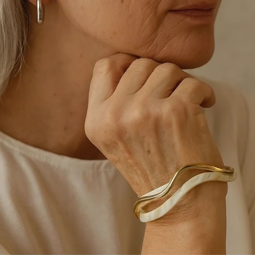 Elegante pulsera de oro con ópalo blanco, de la marca Rose & Oliver, mostrando detalles delicados y brillo sofisticado.