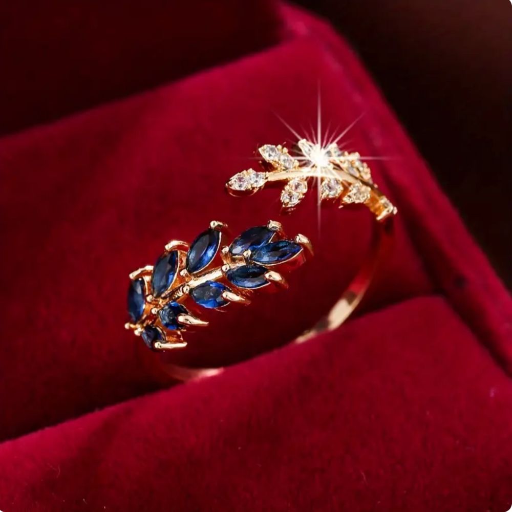 Anillo Vivara con zafiro, acabado dorado, detalles elegantes, fabricado por la marca Rose & Oliver, mostrando la joya de cerca.