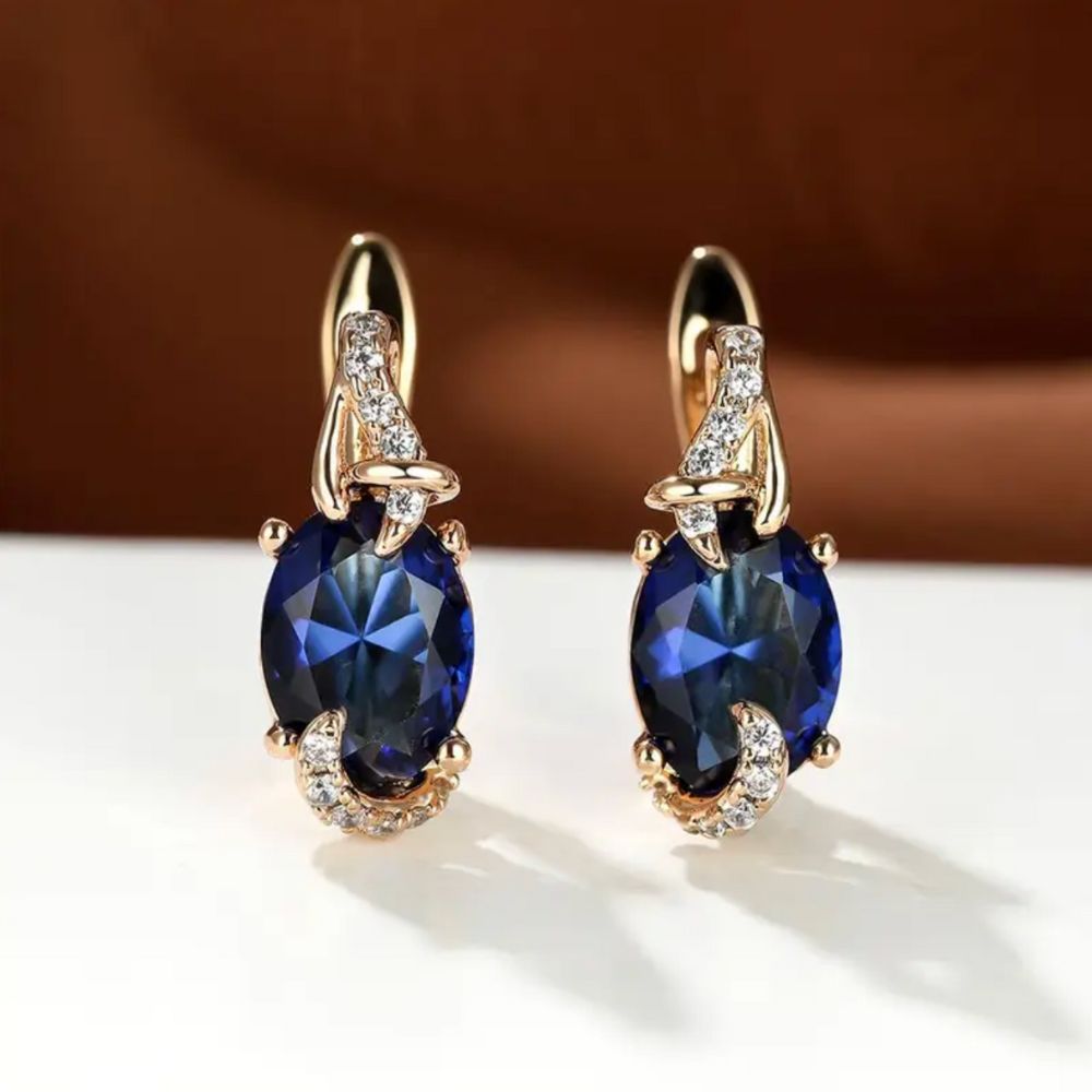 Aretes de gota Royal Midnight de Rose & Oliver, con acabamento elegante en plata, mostrados en la imagen.