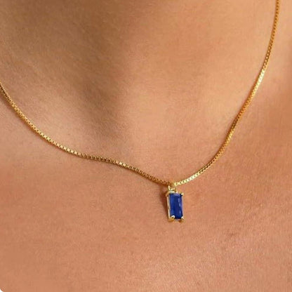Collar minimalista con colgante de zafiro azul, elegante pieza de joyería de la marca Rose & Oliver.